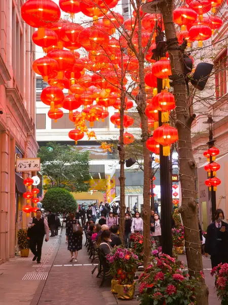 Hong Kong, Çin - 5 Şubat 2024 Wan Chai 'de Lee Tung Bulvarı, Çin kırmızı fener süslemesi, insanlar geçişi.