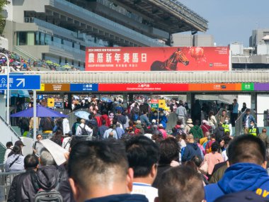 Hong Kong, Çin - 12 Şubat 2024: Sha Tin Yarışı, Çin Yeni Yıl Yarışı, ön cephe girişi, içeri giren insanlar.
