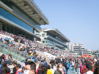 Hong Kong, Çin - 12 Şubat 2024: Sha Tin Yarışı, Çin Yeni Yıl Yarışı, insanlar at yarışı izleyip bahis oynuyor.