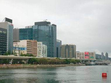 Hong Kong, Çin - 25 Mayıs 2024: Kwun Tong İş Alanı sokak manzarası.