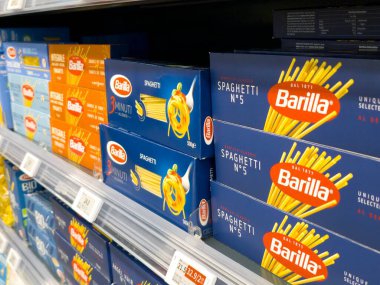 Hong Kong, Çin - 18 Aralık 2023: Süpermarkette Barilla spagetti no5.