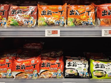 Hong Kong, Çin - 23 Nisan 2025: Nissin Demae Ramen 'in popüler erişteleri süpermarket raflarında sergilenmekte, Asya' ya uygun yiyecek seçenekleri sergilenmektedir..
