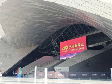 Shenzhen, Çin - 17 Ocak 2025: MOCAPE 'in ikonik' Bulut 'heykeli modern müze alanını keşfeden ziyaretçilerle birlikte geniş geometrik tavan penceresini yansıtıyor.