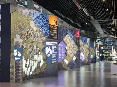 Shenzhen, Çin - 17 Ocak 2025: MOCAPE 'in ikonik' Bulut 'heykeli modern müze alanını keşfeden ziyaretçilerle birlikte geniş geometrik tavan penceresini yansıtıyor.