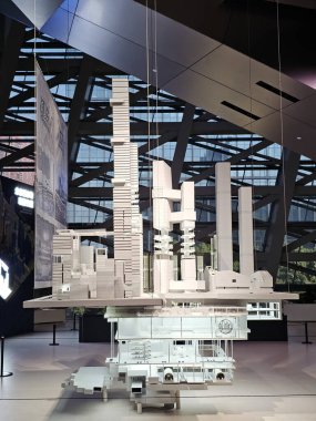 Shenzhen, Çin - 17 Ocak 2025: MOCAPE 'in ikonik' Bulut 'heykeli modern müze alanını keşfeden ziyaretçilerle birlikte geniş geometrik tavan penceresini yansıtıyor.