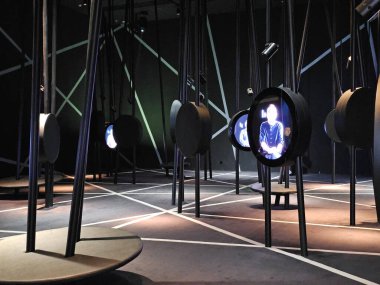 Shenzhen, Çin - 17 Ocak 2025: MOCAPE 'in ikonik' Bulut 'heykeli modern müze alanını keşfeden ziyaretçilerle birlikte geniş geometrik tavan penceresini yansıtıyor.