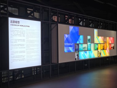 Shenzhen, Çin - 17 Ocak 2025: MOCAPE 'in ikonik' Bulut 'heykeli modern müze alanını keşfeden ziyaretçilerle birlikte geniş geometrik tavan penceresini yansıtıyor.