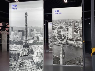 Shenzhen, Çin - 17 Ocak 2025: MOCAPE 'in ikonik' Bulut 'heykeli modern müze alanını keşfeden ziyaretçilerle birlikte geniş geometrik tavan penceresini yansıtıyor.