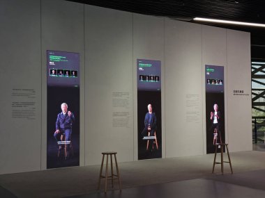 Shenzhen, Çin - 17 Ocak 2025: MOCAPE 'in ikonik' Bulut 'heykeli modern müze alanını keşfeden ziyaretçilerle birlikte geniş geometrik tavan penceresini yansıtıyor.