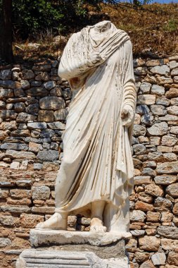 İzmir 'deki Efes Antik Harabelerinde Başsız Yunan Heykeli, unesco dünya mirası sahası.