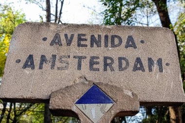 Mexico City Avenida Amsterdam 'daki sokak tabelasının fotoğrafı Amsterdam Bulvarı anlamına geliyor.