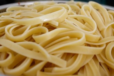 Pişmeden önce bir kase erişte ya da fettucine makarna. 