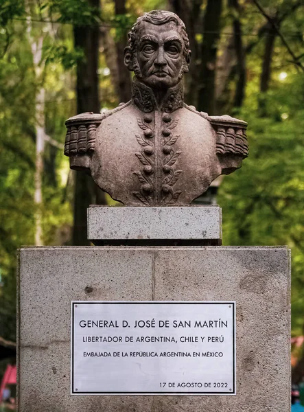 Jose De San Martin 'in büstü, İspanyol General D. Jose de San Martin' in isim plakası. Arjantin, Şili ve Peru 'nun kurtarıcısı. Meksika 'daki Arjantin Cumhuriyeti Büyükelçiliği