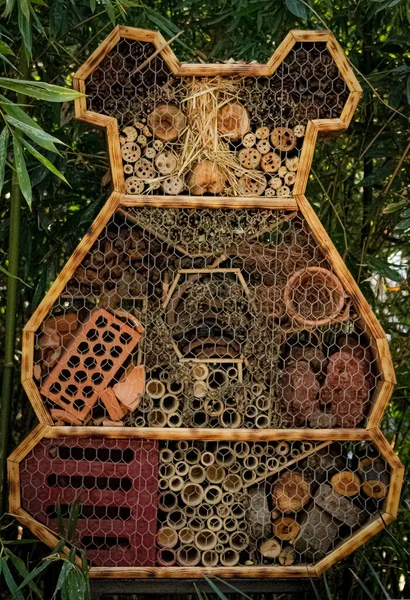 Böcek oteli, aynı zamanda böcek oteli ya da ayı formunda böcek evi olarak da bilinir.