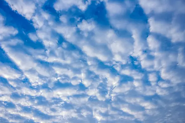 Arkaplan, beyaz sirokümülüs bulutlu mavi gökyüzü 