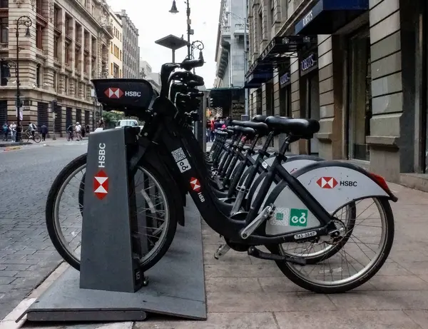 Ecobici bisiklet istasyonu, Mexico City 'nin halka açık bisiklet sistemi HSBC Mexico, CE-055, 5 de Mayo Caddesi ve Simon Bolivar Caddesi' nin köşesi sponsoru.