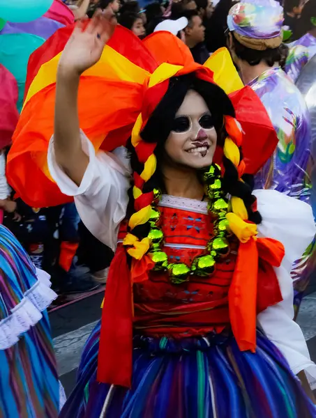  Tarih Merkezi 'ndeki Dia de Muertos Geçidi' nde Lele gibi giyinmiş bir kız.
