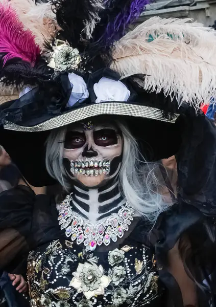 Tarih Merkezi 'ndeki Dia de Muertos geçit töreninde Catrina gibi giyinen bir kız. Mexico Şehri