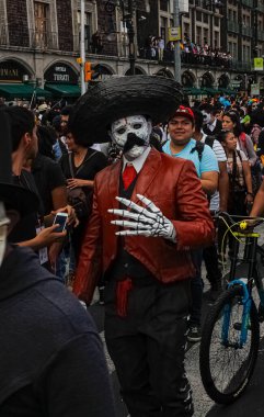 Dia de Muertos Geçit Töreni 'ndeki Meksikalı devrimci Emiliano Zapata' yı hatırlayan kılık değiştirmiş bir adam..