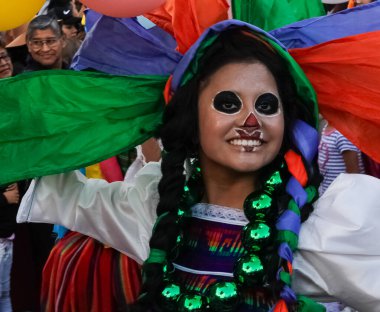 Tarih Merkezi 'ndeki Dia de Muertos Geçidi' nde Lele gibi giyinmiş bir kız.