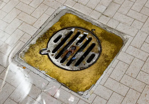 Zamanla su için oksitlenmiş bir drenaj fotoğrafı.