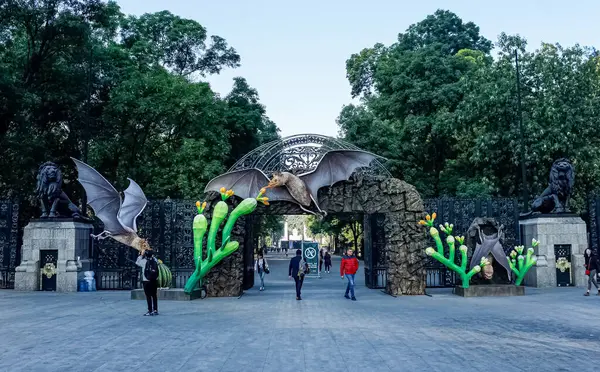 -Geçici Sergi QUIROPTERA Dev yarasalar Chapultepec, Mexico City 'de Lions Door üzerine kurulmuş