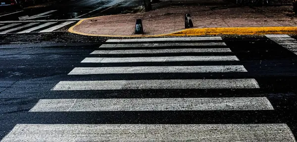 Yağmurlu bir günde yaya geçidinin fotoğrafı. 