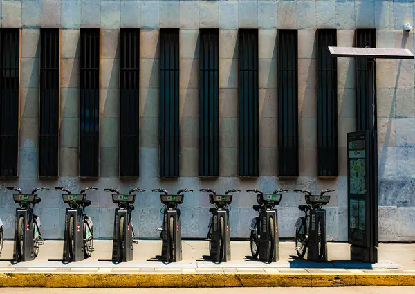 Ecobici bisiklet istasyonu, Mexico City 'nin halka açık bisiklet sistemi HSBC Mexico sponsorluğunda, CE-082 istasyonu, Meksika' daki Dışişleri Bakanlığı binasının arkasındaki Av Independencia