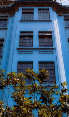 16. cadde ile Motolinia, Mexico City 'nin köşesinde maviyle boyanmış antik bir binanın ön cephesi..