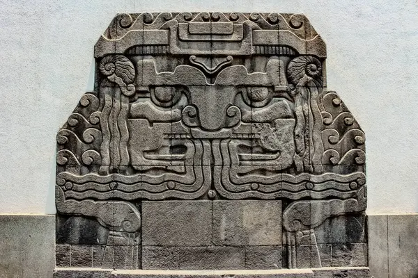 Tlaloc 'un yüzü Mexico City' deki Popüler Sanat Müzesi cephesinde..