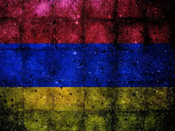 Ermenistan bayrağıyla boyanmış granit bir duvarın fotoğrafı