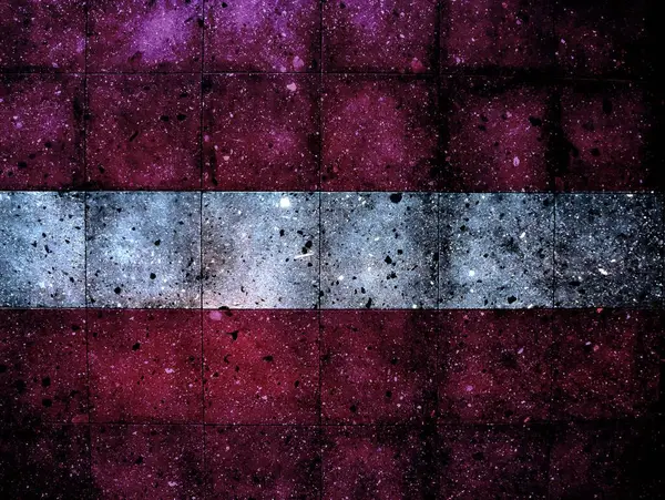 Letonya bayrağıyla boyanmış granit bir duvarın fotoğrafı