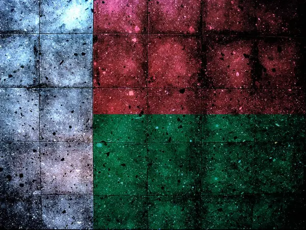 Madagaskar bayrağıyla boyanmış granit bir duvarın fotoğrafı.