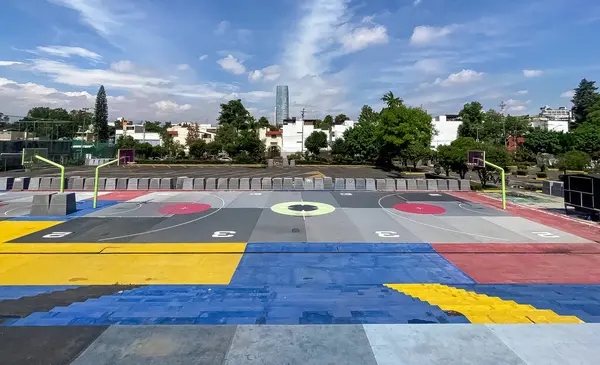 Sokak basketbol sahasının en üst manzarası, Mexico City manzarası.