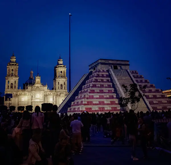 İnsanlar Kukulkan Piramidinin ve Mexico City 'deki Metropolitan Katedrali' nin sunumundan keyif alıyorlar.