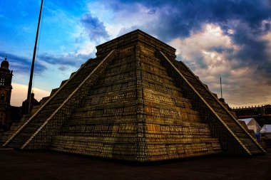 Mexico City 'de güzel bir gündoğumu sırasında Zocalo' ya yerleştirilen Kukulkan Piramidinin kopyası.