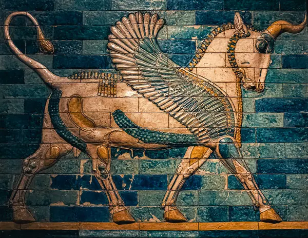 Pers Kanatlı Boğası 'nın kopyası. Mexico City 'deki Ulusal Dünya Kültür Müzesi' ne yerleştirildi.
