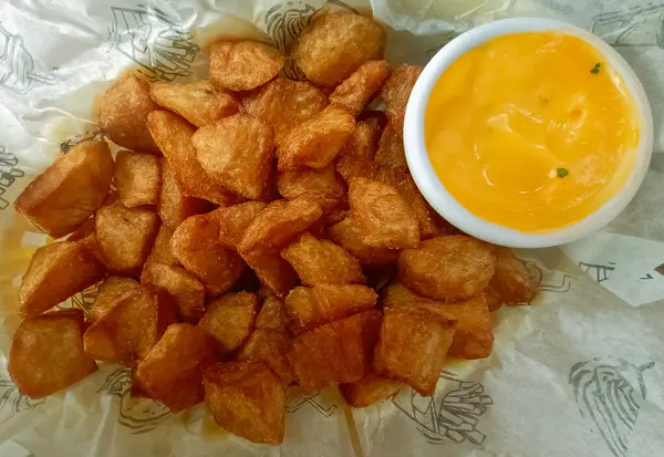 Kızarmış patates dilimleri ve hazır sarı peynir..