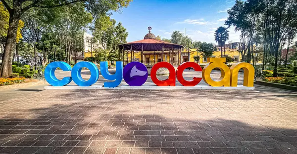 Adaş belediyesine yüklenmiş büyük ve renkli harflerle Coyoacan 'ın adı 