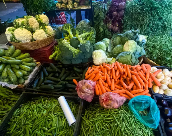 Farklı ve organik sebzelerden oluşan bir market.