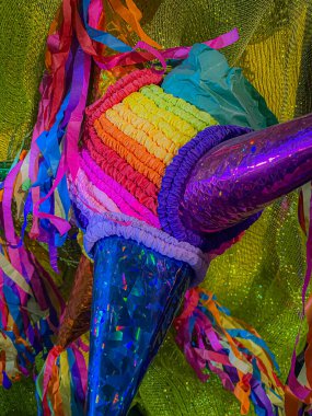 Geleneksel ve renkli bir Noel piatasının kapağı.