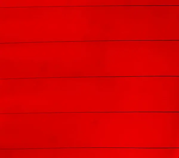 Yatay siyah çizgileri olan kırmızı arkaplan.