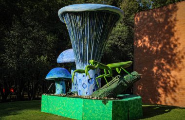 Geçici Sergi 2025 Spora Dev mavi süt mantarı (Lactarius indigo) veya çivit süt kapağı, çivit sütlü, mavi laktarius ve Chapultepec 'e yerleştirilmiş bir Grasshopper..