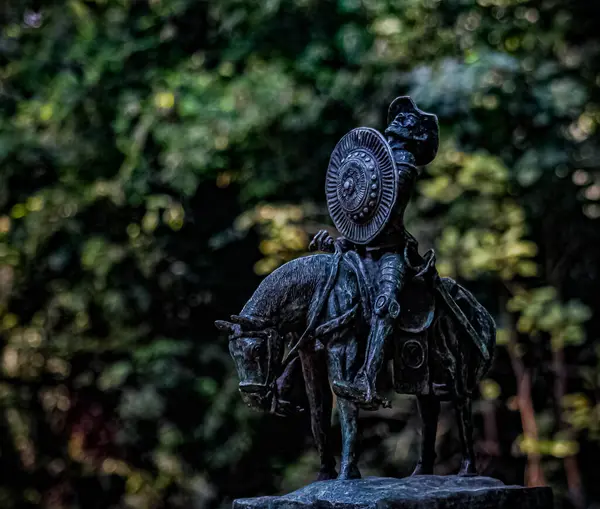 Don Kişot 'un bronz heykeline yakın ama Miguel Alessio Robles' in Chapultepec Ormanı 'na monte ettiği Salvador Dal' ın yüzüyle.