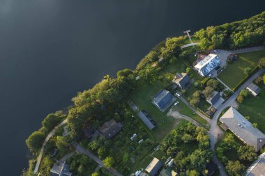 Trkakai kasabasının manzarası küçük evleri olan sıcak hava balonundan ve güzel bir sahil sıcak hava balonundan. Yüksek kalite fotoğraf