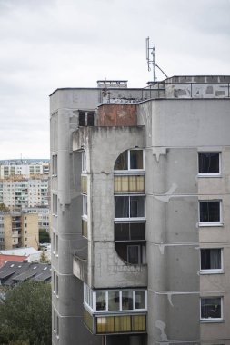 1995 'ten önce inşa edilmiş eski gri apartman. Sovyet döneminde inşa edilmiş bir bina. Üst katlarda. Yüksek kalite fotoğraf