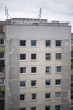 1995 'ten önce inşa edilmiş eski gri apartman. Sovyet döneminde inşa edilmiş bir bina. Üst katlarda. Yüksek kalite fotoğraf