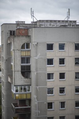 1995 'ten önce inşa edilmiş eski gri apartman. Sovyet döneminde inşa edilmiş bir bina. Üst katlarda. Yüksek kalite fotoğraf