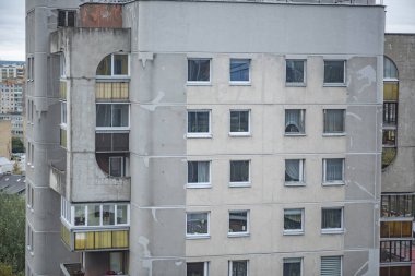 1995 'ten önce inşa edilmiş eski gri apartman. Sovyet döneminde inşa edilmiş bir bina. Yüksek kalite fotoğraf