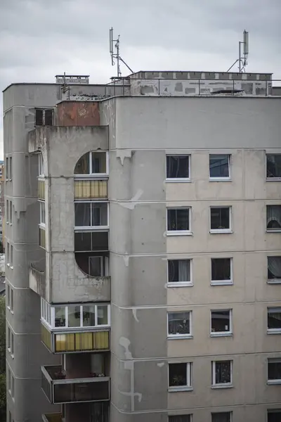 1995 'ten önce inşa edilmiş eski gri apartman. Sovyet döneminde inşa edilmiş bir bina. Üst katlarda. Yüksek kalite fotoğraf